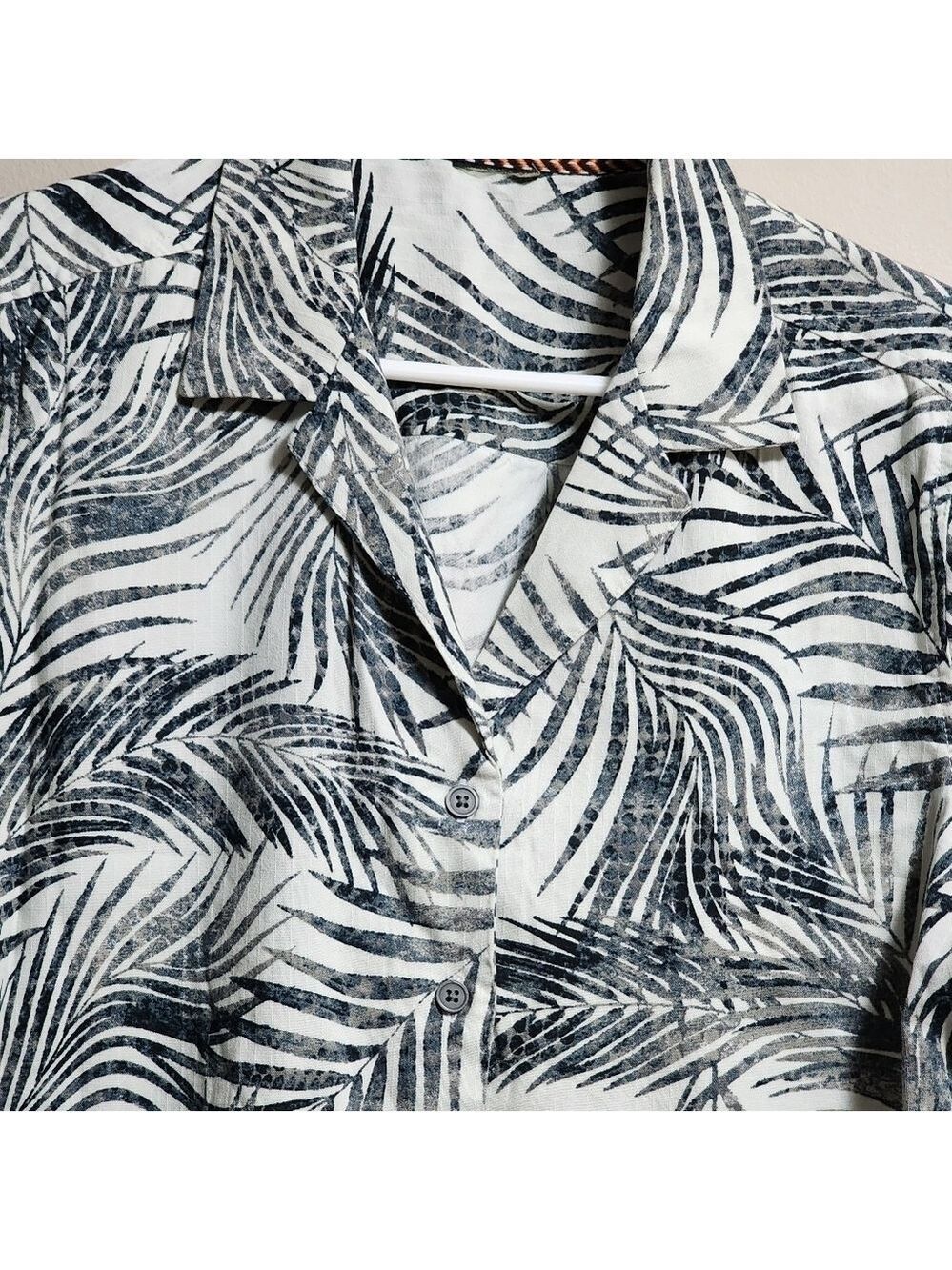 White Short sleeve button-down palm leaves print color dark green size medium - Picture 4 of 4